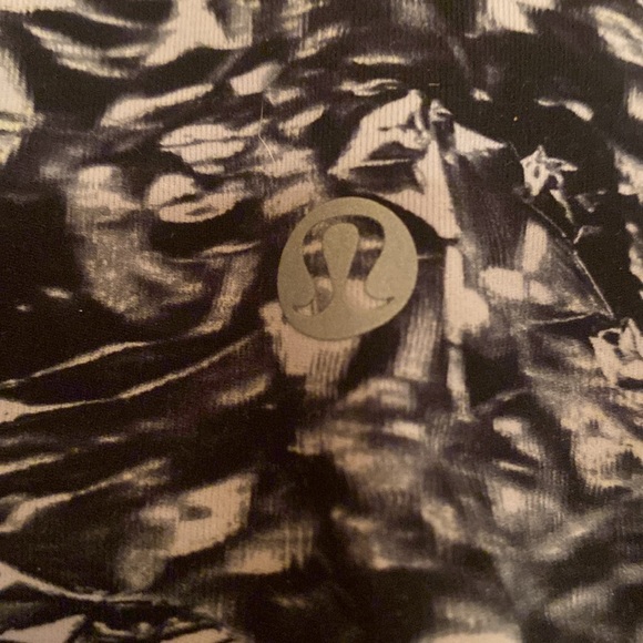 Black and white tie-dye Lululemon leggings size 4 - Picture 3 of 4